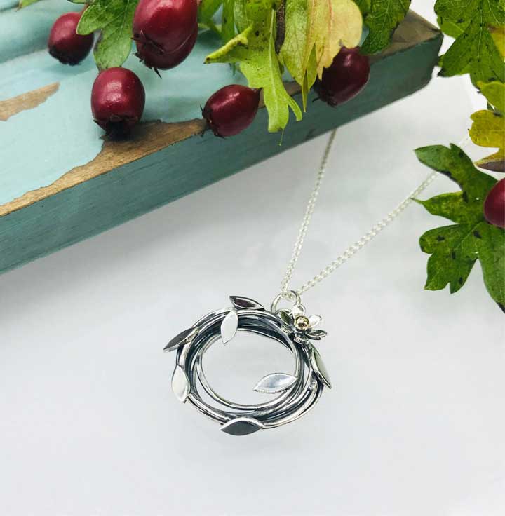 Entwined Necklace Daisy Larger - Silver