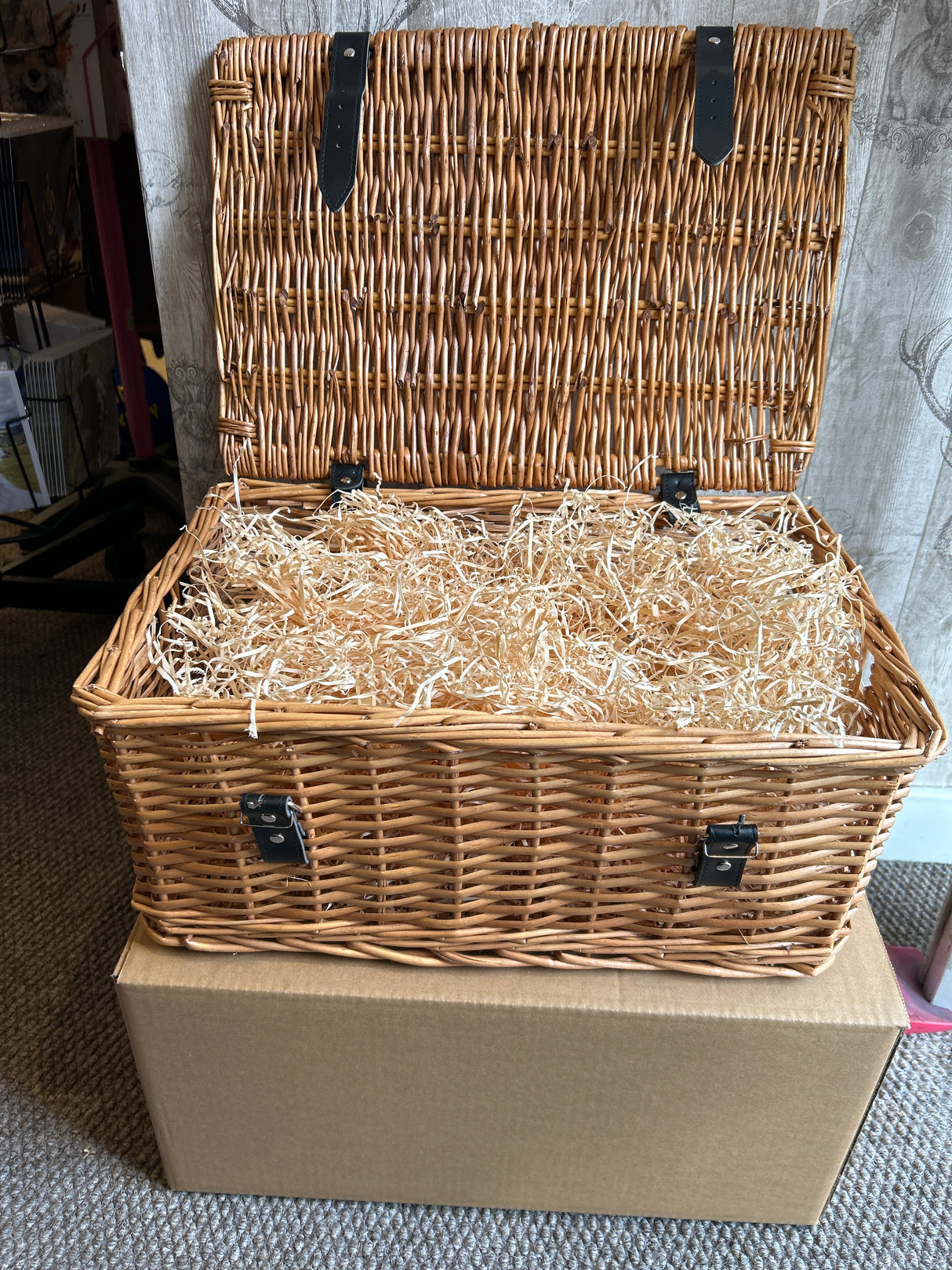 18” Spilt Willow Hamper Basket (save £20 when ordering £50 of Food items - discount applied at checkout)