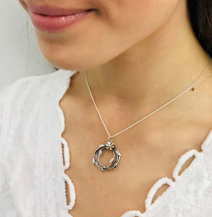 Entwined Necklace Daisy Larger - Silver